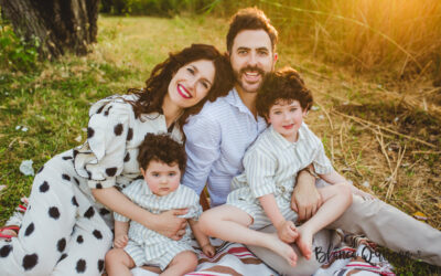 Fotografía de familia en el parque. Sevilla.